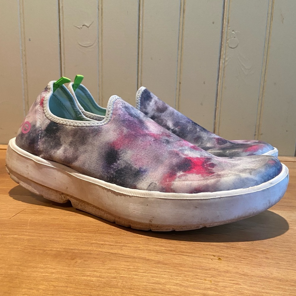 OOfos OOmg eeZee Low Slip On Sneaker Tie Dye Pink Size 9